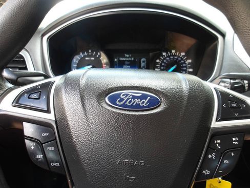 Used 2015 Ford Fusion SE FWD image 16