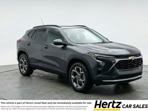 Used 2025 Chevrolet Trax LT FWD image 1
