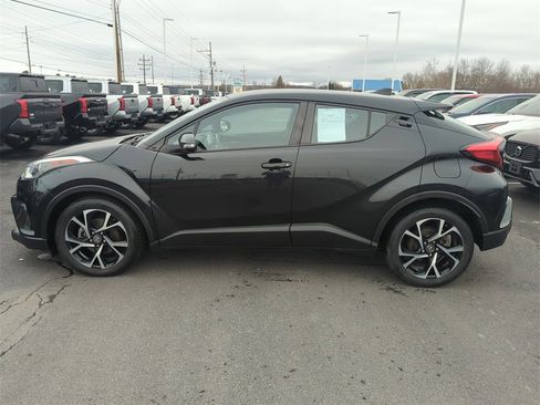 Used 2018 Toyota C-HR XLE image 5