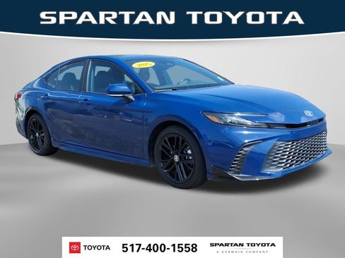 Used 2025 Toyota Camry SE FWD image 4