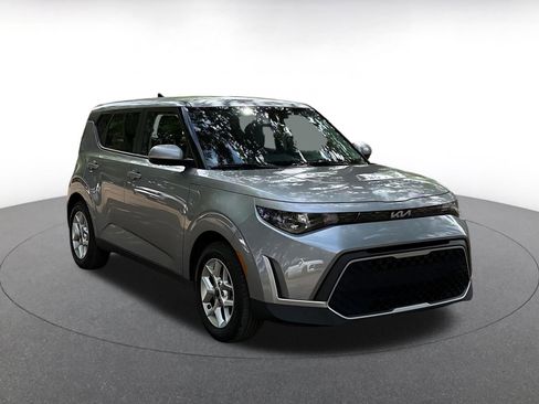 Used 2025 Kia Soul LX w/ LX Technology Package FWD image 1