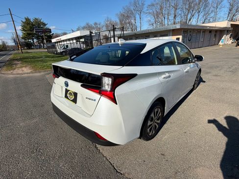 Used 2021 Toyota Prius LE image 5