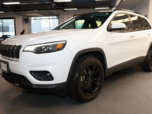 Used 2021 Jeep Cherokee Limited image 3