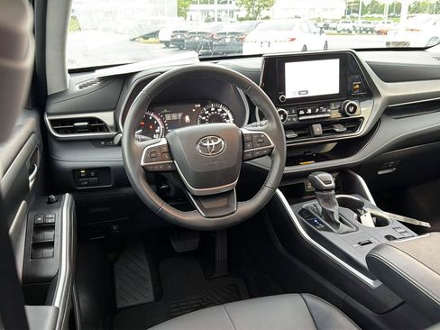Certified 2025 Toyota Highlander XLE FWD image 19
