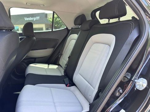 Used 2022 Hyundai Venue SEL FWD image 12