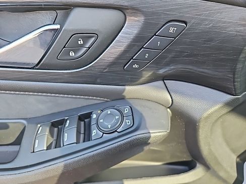 Used 2023 Chevrolet Traverse High Country image 11