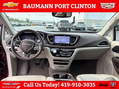 Used 2021 Chrysler Pacifica Touring-L w/ Premium & Safety Sphere Group AWD/4WD image 12