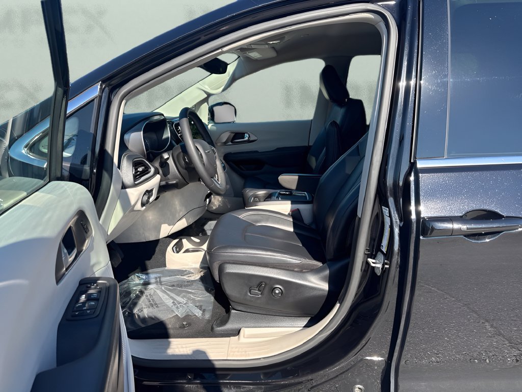 Used 2024 Chrysler Pacifica Limited FWD image 9