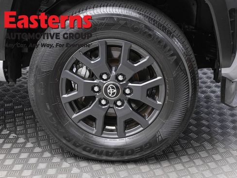 Used 2025 Toyota 4Runner SR5 AWD/4WD image 31