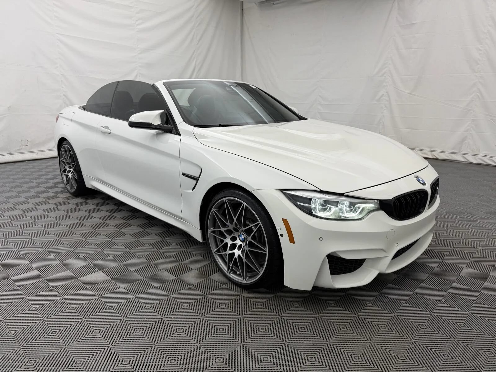 Used 2018 BMW M4 Convertible RWD image 4