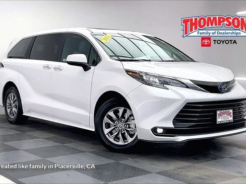 Used 2025 Toyota Sienna XLE image 1