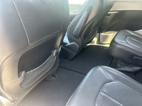 Used 2017 Chrysler Pacifica Touring-L FWD image 35