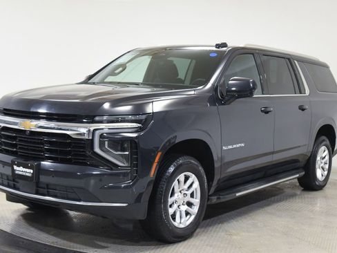 Used 2025 Chevrolet Suburban LS image 6