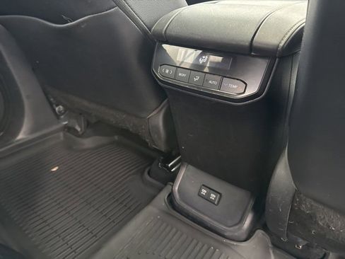 Used 2020 Toyota Highlander XLE image 14