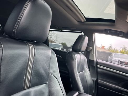 Used 2017 Toyota Highlander SE image 19