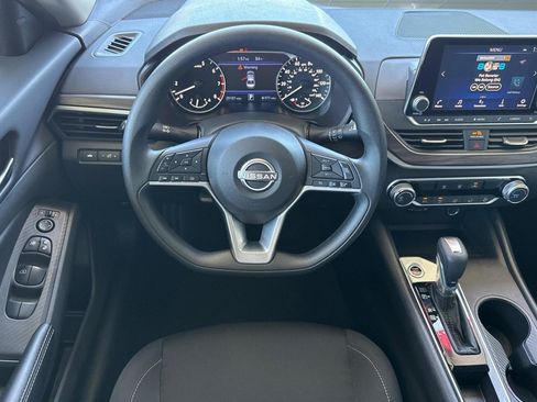 Used 2025 Nissan Altima 2.5 SV FWD image 29