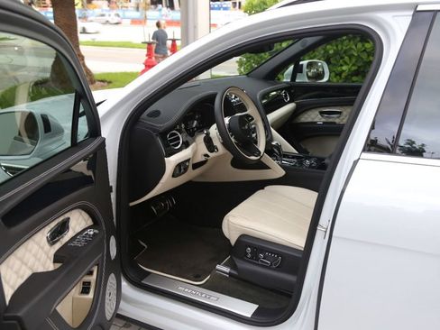 Used 2021 Bentley Bentayga image 37
