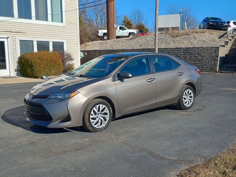 Used 2018 Toyota Corolla LE image 1