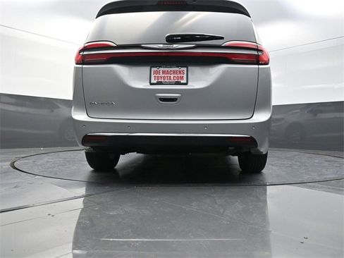 Used 2024 Chrysler Pacifica Touring-L image 30