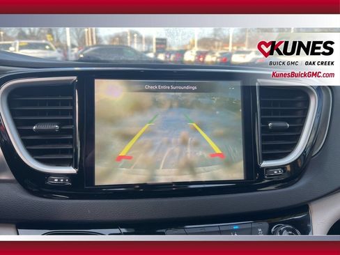 Used 2024 Chrysler Pacifica Touring-L FWD image 26