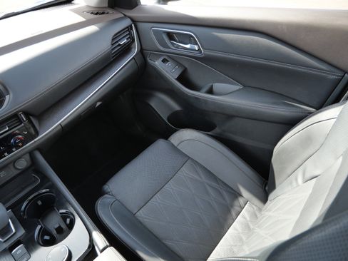 Used 2023 Nissan Rogue Platinum w/ Platinum Premium Package image 11