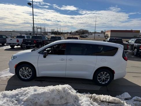 New 2026 Chrysler Pacifica Select image 4