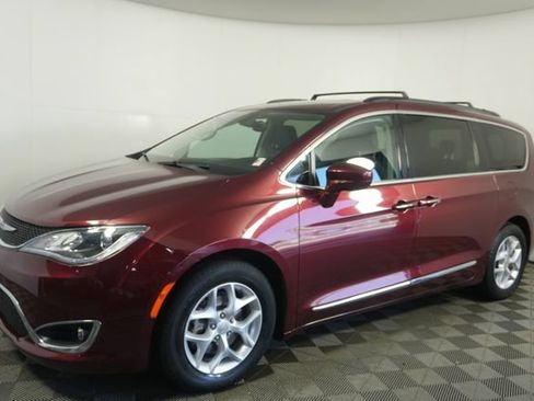 Used 2017 Chrysler Pacifica Touring-L w/ Tire & Wheel Group FWD image 7