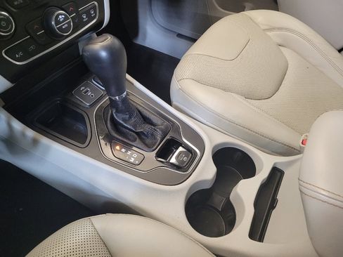 Used 2019 Jeep Cherokee Limited w/ Technology Group image 26