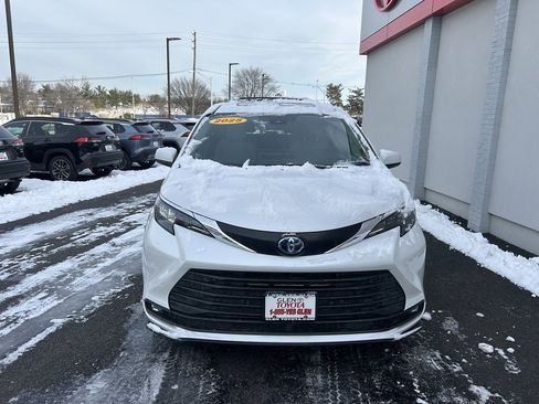 Used 2025 Toyota Sienna XLE w/ XLE Plus Package image 3