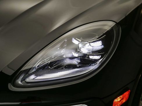 Certified 2026 Porsche Macan AWD/4WD image 11