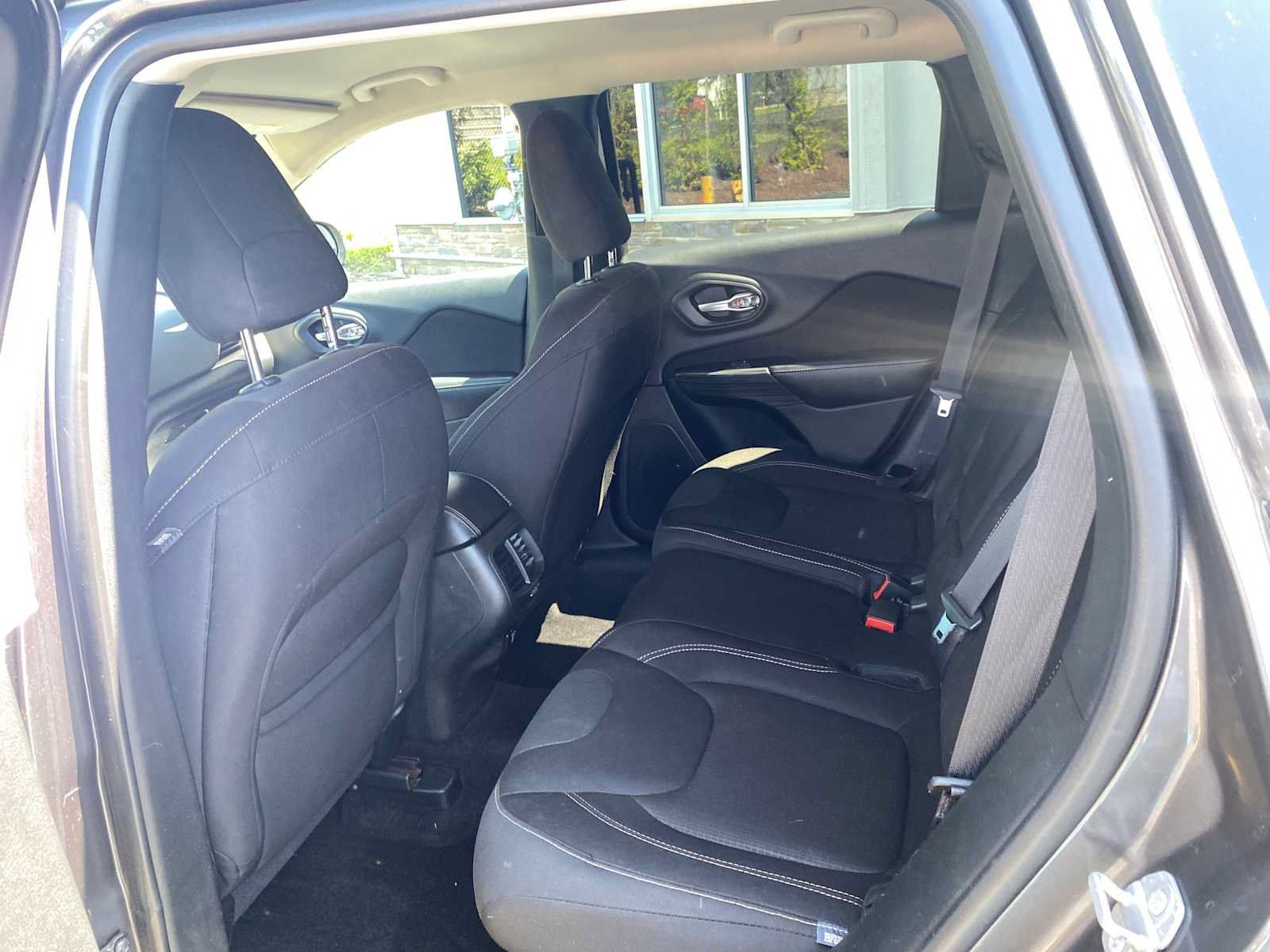 Used 2017 Jeep Cherokee Latitude w/ Cold Weather Group AWD/4WD image 8