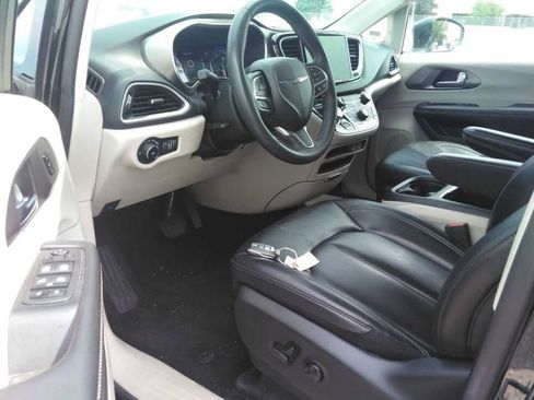 Used 2023 Chrysler Pacifica Touring-L FWD image 2