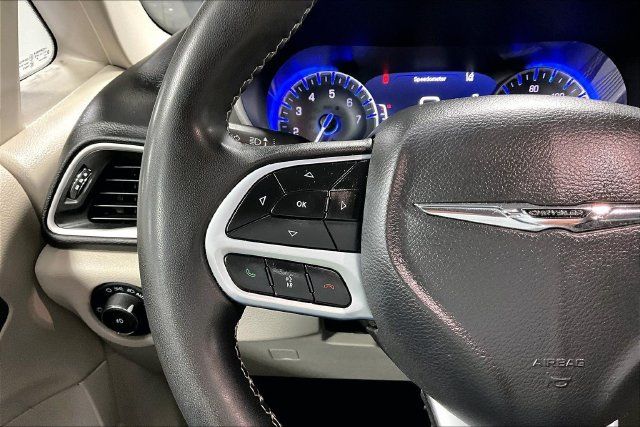 Used 2023 Chrysler Pacifica Touring-L FWD image 11