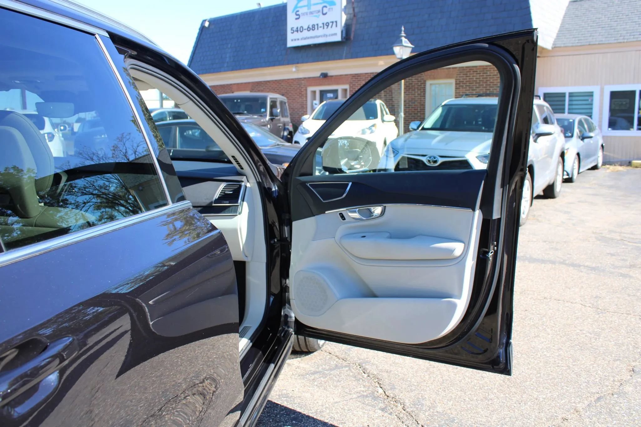 Used 2020 Volvo XC90 T6 Momentum AWD/4WD image 11
