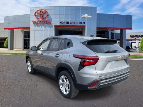 Used 2025 Chevrolet Trax LS w/ LS Convenience Package image 8