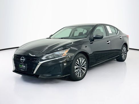 Used 2025 Nissan Altima 2.5 SV FWD image 3