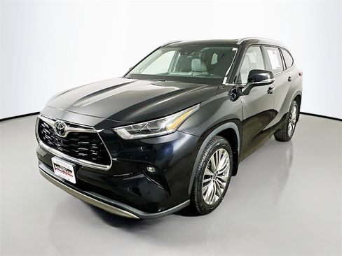 Used 2022 Toyota Highlander Platinum image 3