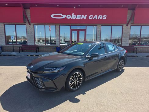Used 2025 Toyota Camry XLE image 1