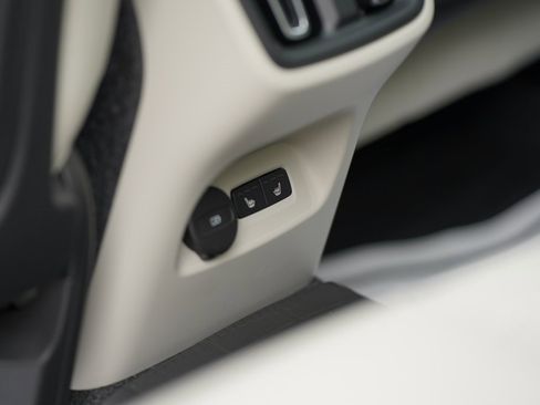 New 2025 Volvo XC40 B5 Plus w/ Protection Package Premier image 17