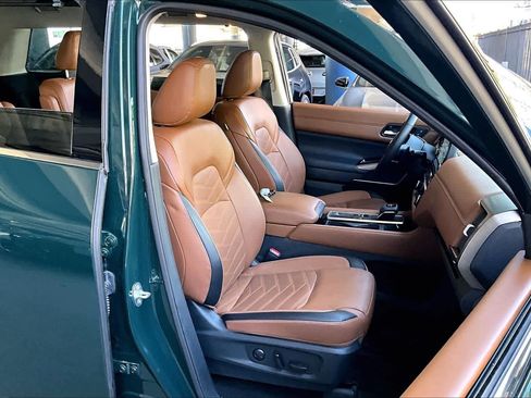 Used 2024 Nissan Pathfinder Platinum image 8