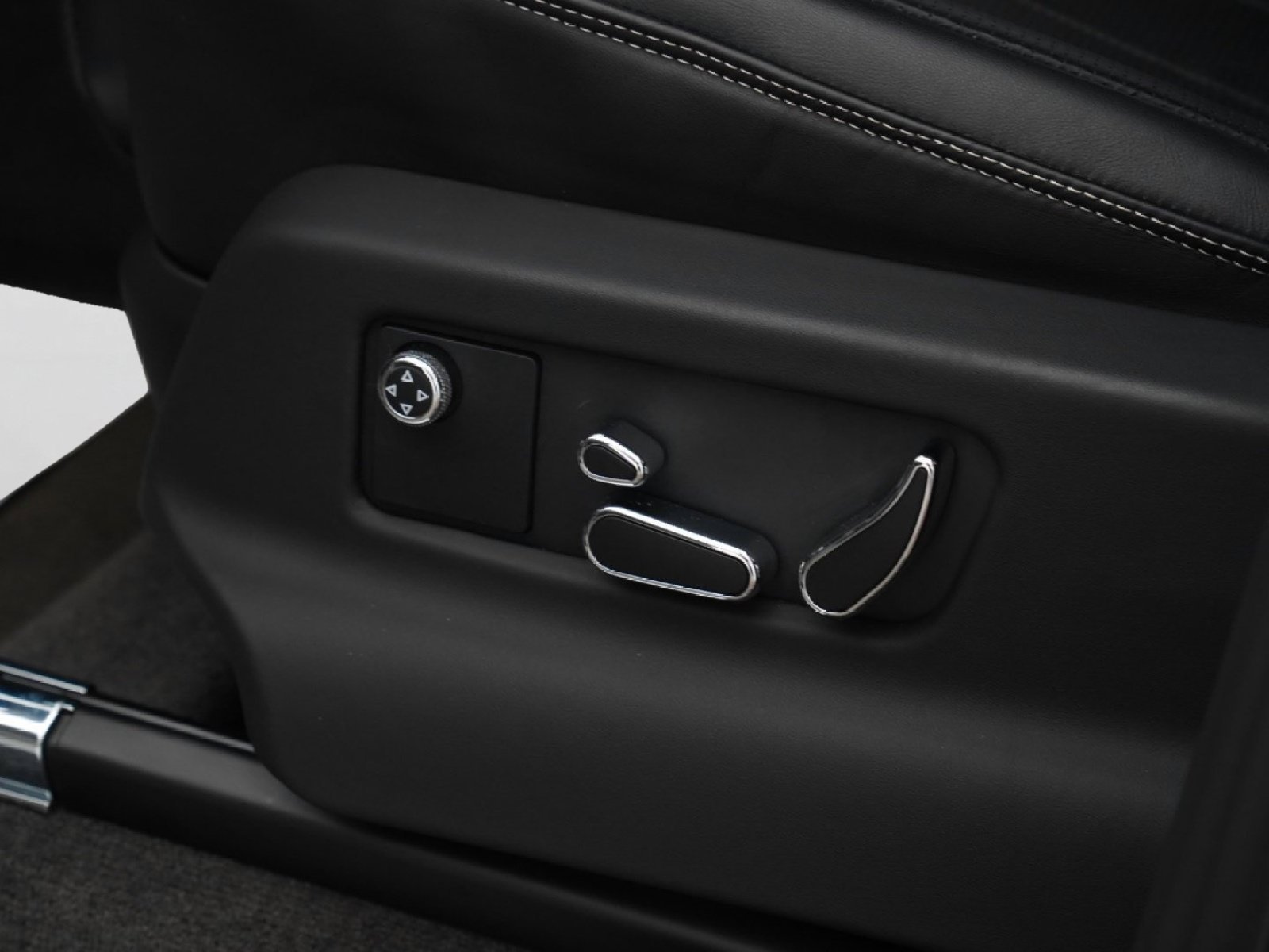 Used 2024 Bentley Bentayga AWD/4WD image 13