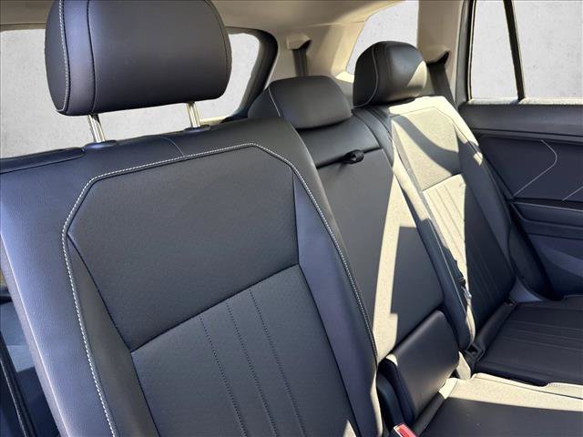 Used 2024 Volkswagen Tiguan SE w/ Panoramic Sunroof Package FWD image 20