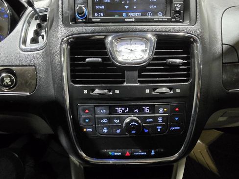 Used 2016 Chrysler Town & Country Touring-L image 37
