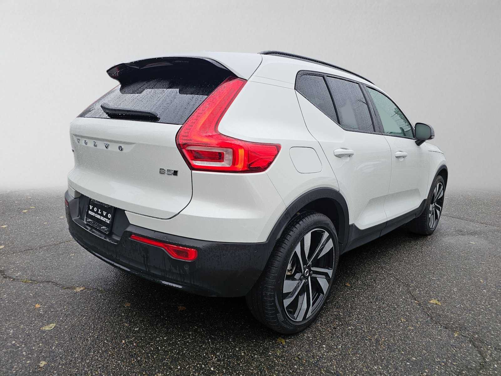 Used 2024 Volvo XC40 B5 Plus w/ Protection Package Premier AWD/4WD image 3