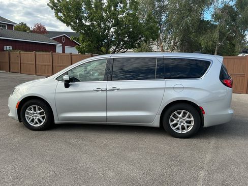 Used 2023 Chrysler Voyager LX FWD image 8