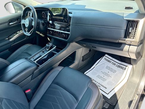 Used 2025 Nissan Pathfinder Platinum FWD image 14
