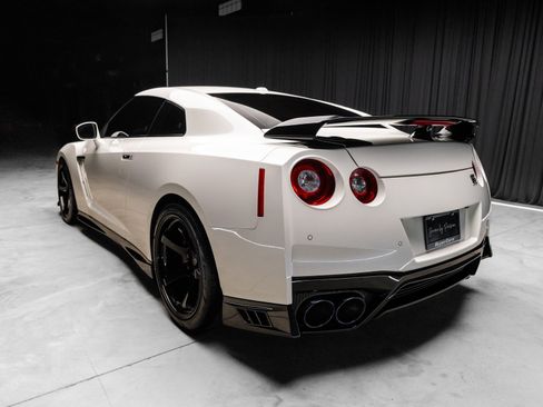 Used 2021 Nissan GT-R Premium image 13