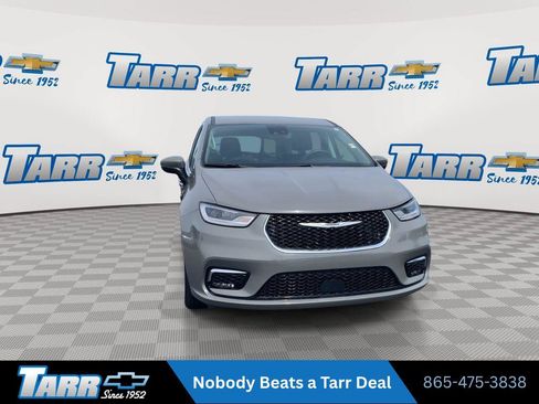 Used 2023 Chrysler Pacifica Touring-L FWD image 3