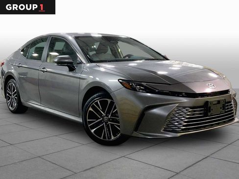 Used 2025 Toyota Camry XLE AWD/4WD image 3