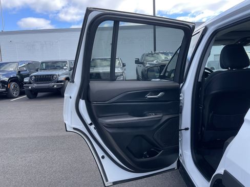 Certified 2023 Jeep Grand Cherokee Laredo w/ Luxury Tech Group I image 24